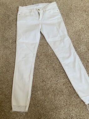 Frame LE Skinny de Jeanne White Jeans cut off bottoms